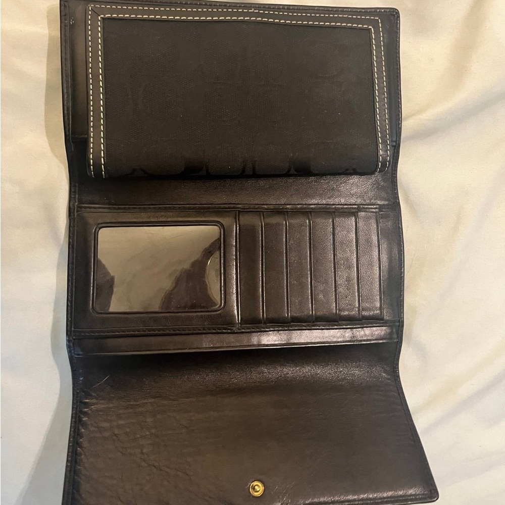 Black coach wallet. Good condition.